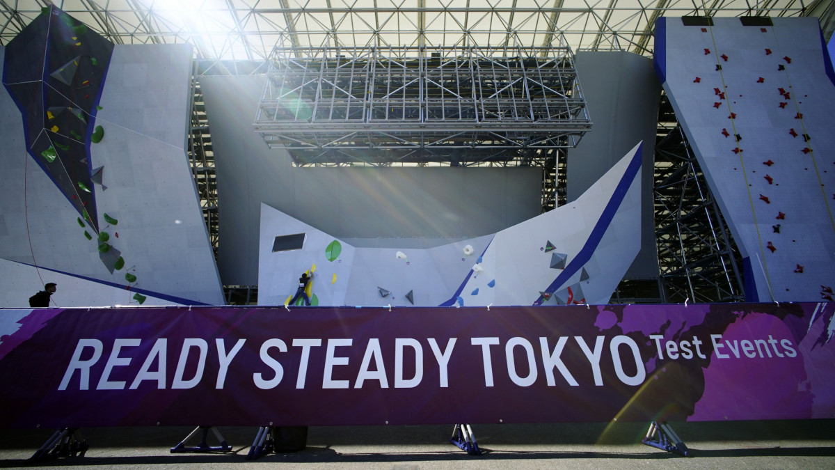 Amatőr próbálja ki a mászófalat a sportmászók olimpiai tesztversenyén a tokiói olimpia városi sportágainak otthont adó Aomi Parkban 2020. március 6-án. Az ötkarikás játékok szervezői kitartanak amellett, hogy az olimpia az eredeti terveknek megfelelően, július 24-én megkezdődik a tüdőgyulladást okozó új koronavírus-járvány ellenére is.