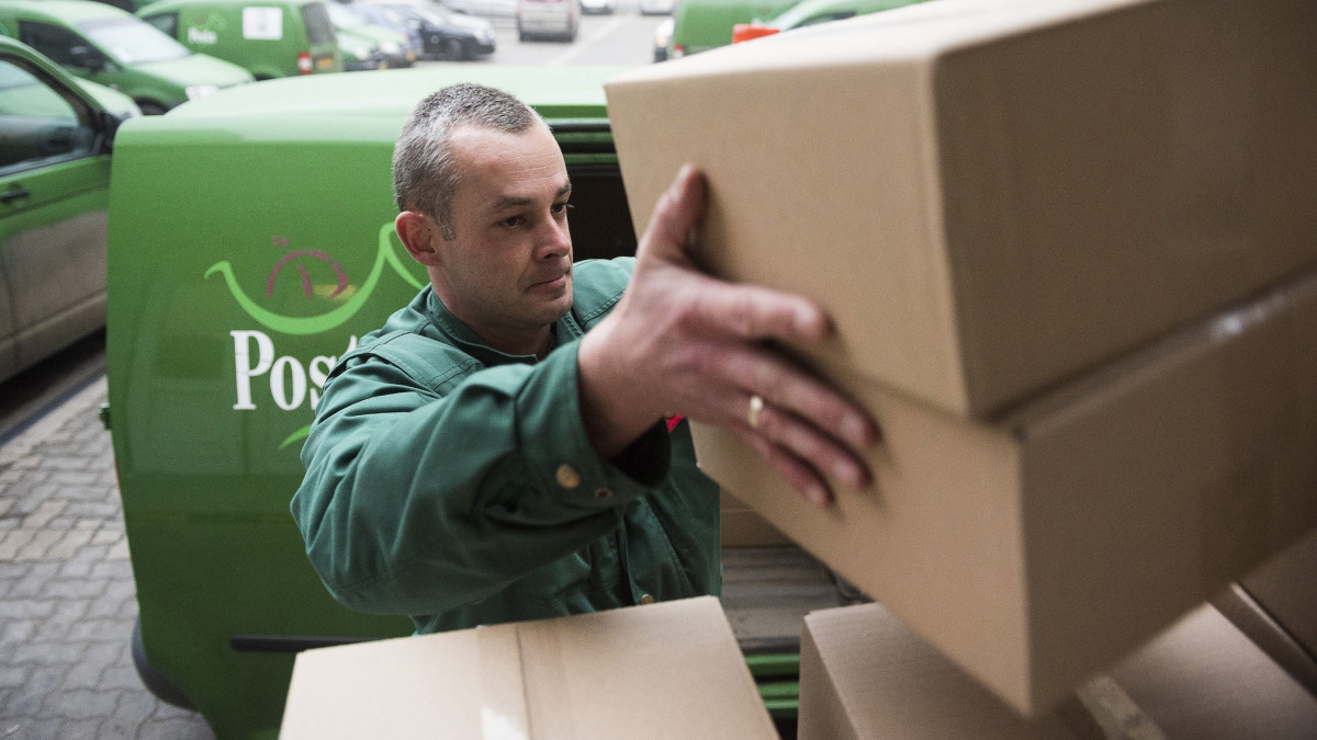 Az Európai Bizottsághoz fordul a kormány a postások béremelése érdekében