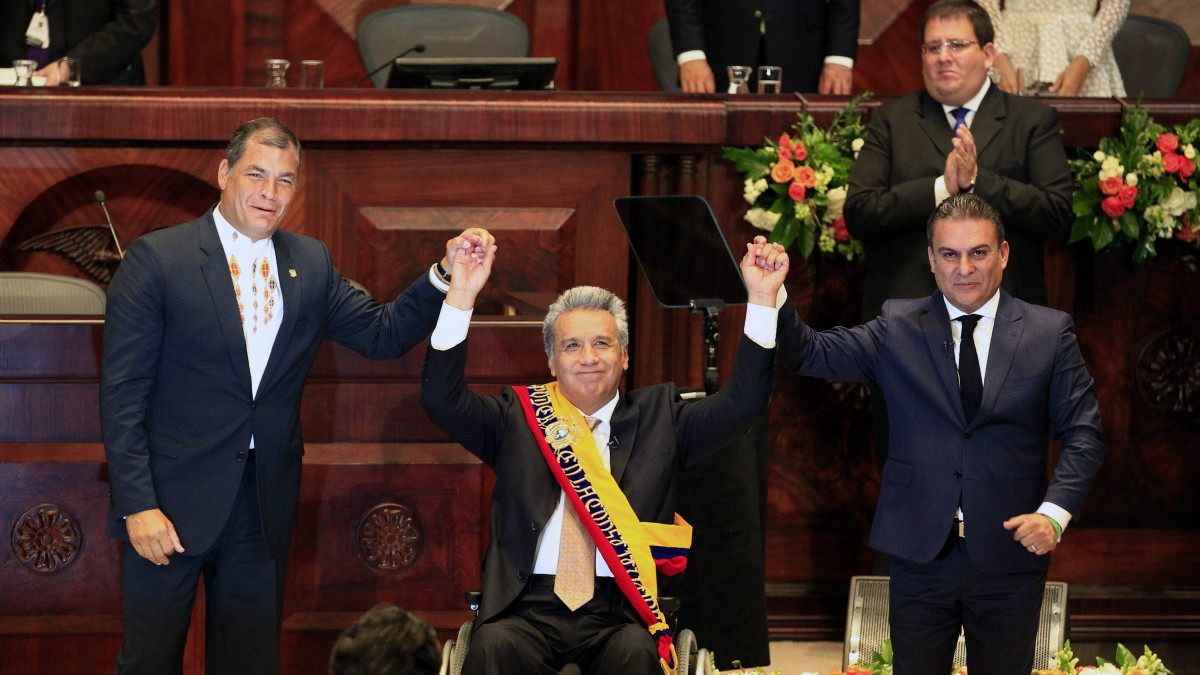 Quito, 2017. május 24.Lenín Moreno, Ecuador új elnöke (k) hivatali elődje, Rafael Correa (b) és José Serrano, az ecuadori Nemzetgyűlés elnöke társaságában, miután beiktatták hivatalába a quitói parlamentben 2017. május 24-én. (MTI/EPA/José Jacome)