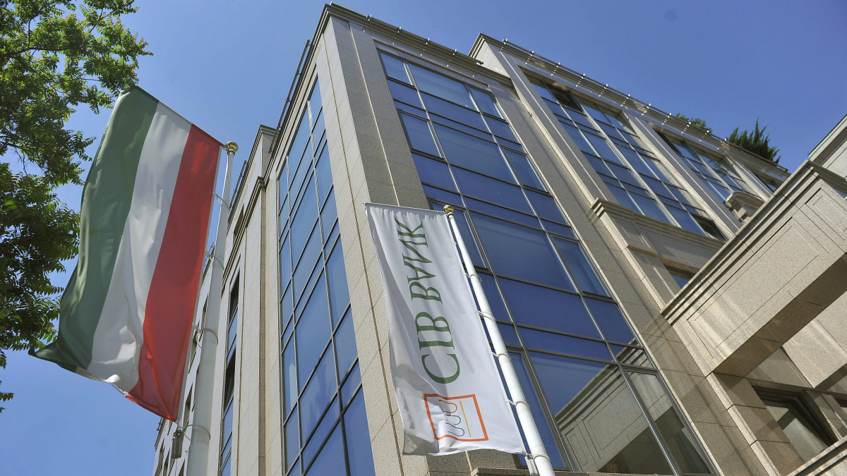 A CIB Bank Zrt. központja a fővárosban, a II. kerületi Medve utcában 2013. május 16-án.