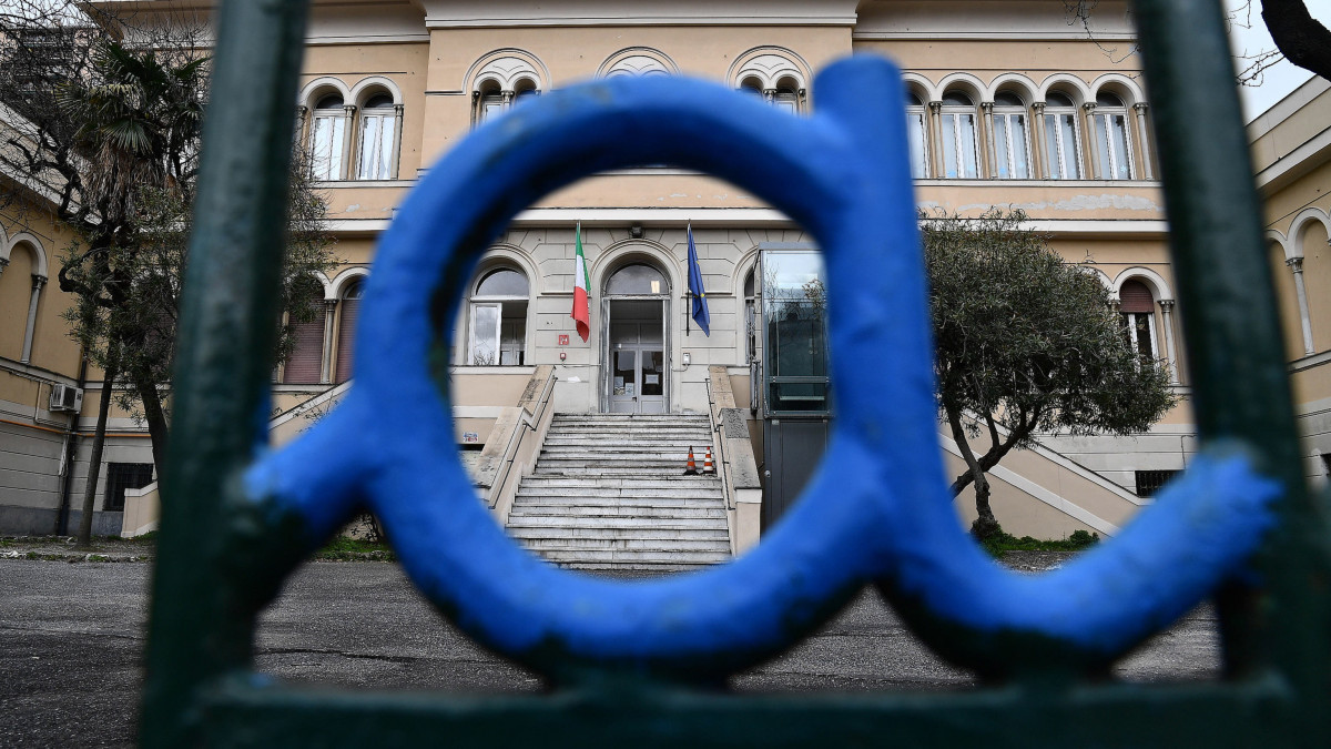 Bezárt genovai iskola 2020. március 5-én. A tüdőgyulladást okozó új koronavírus járványának terjedése elleni védekezésképpen március 5-től minden oktatási intézmény működését felfüggesztették Olaszországban, ahol a vírus 107 ember halálát okozta.