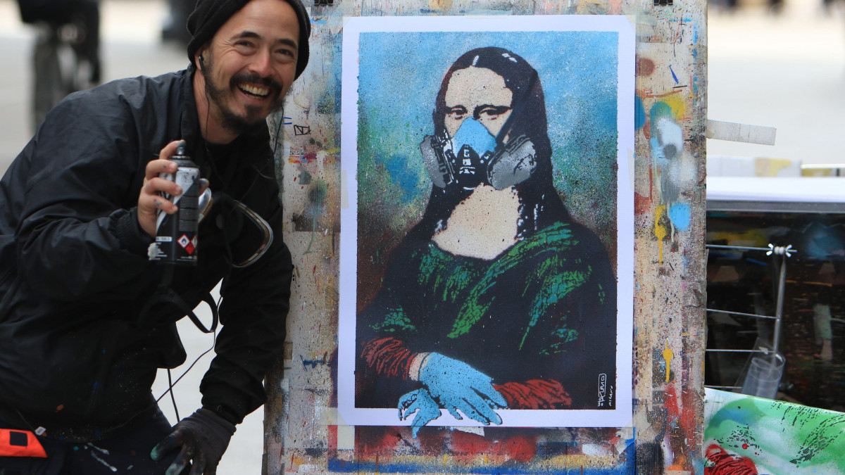 Az Osere néven alkotó Sergio Rossi olasz utcaművész A beteg társadalom című, Leonardo da Vinci híres festménye, a Mona Lisa inspirálta művével Milánóban 2020. március 6-án. Olaszországban 148-ra emelkedett a tüdőgyulladást okozó újkoronavírus-járvány halálos áldozatainak száma.