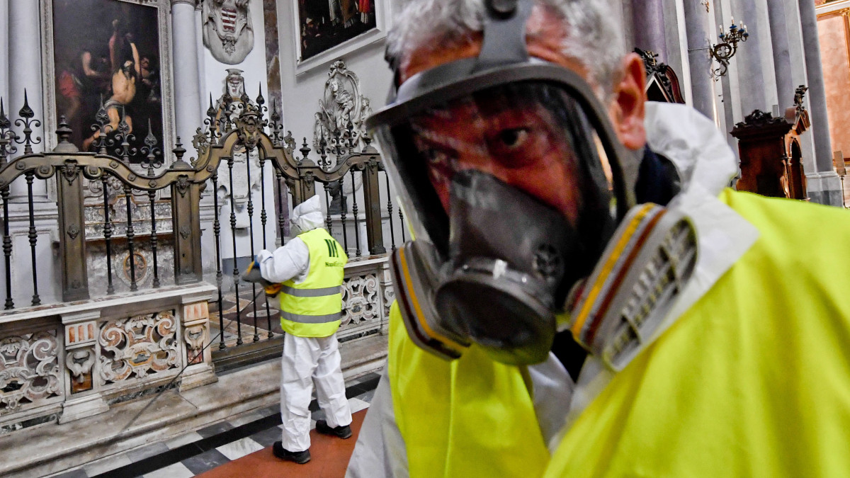 A tüdőgyulladást okozó újkoronavírus-járvány terjedésének megakadályozására a nápolyi San Domenico Maggiore-templomot fertőtlenítik 2020. március 6-án. Olaszországban 148-ra emelkedett a vírus halálos áldozatainak száma.