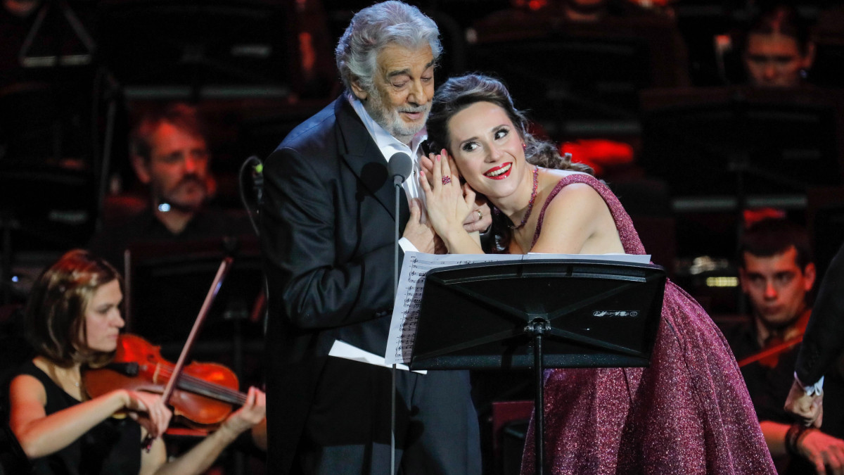 Placido Domingo spanyol operaénekes Marija Katajeva orosz mezzoszopránnal énekel duettet moszkvai hangversenyén 2019. október 17-én. A Novaja Rosszija zenekart Eugene Kohn amerikai karmester vezényli.
