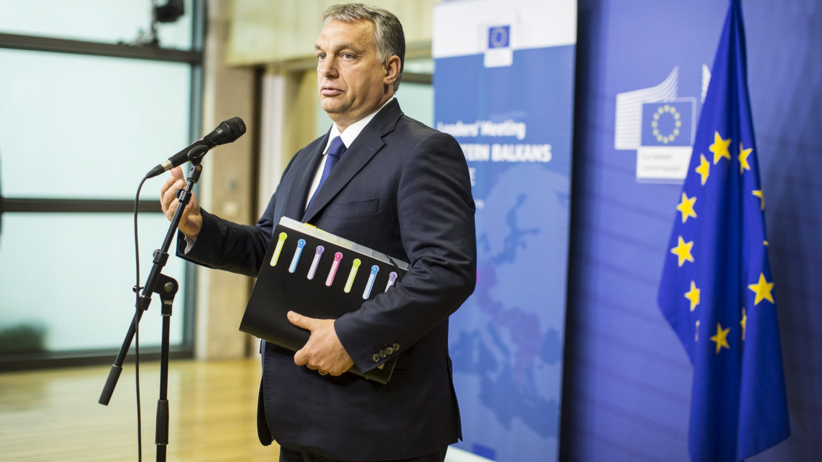 A Miniszterelnöki Sajtóiroda által közreadott képen Orbán Viktor miniszterelnök nyilatkozik a sajtónak az európai menekültválságról rendezett rendkívüli csúcstalálkozó kezdetén az Európai Bizottság brüsszeli székházában 2015. október 25-én.