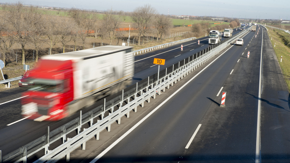 Az M15-ös autóút kétszer kétsávos autópályává bővített, az M1-es autópálya és Rajka országhatár között szakasza az átadás napján Rajka közelében 2019. december 18-án.
