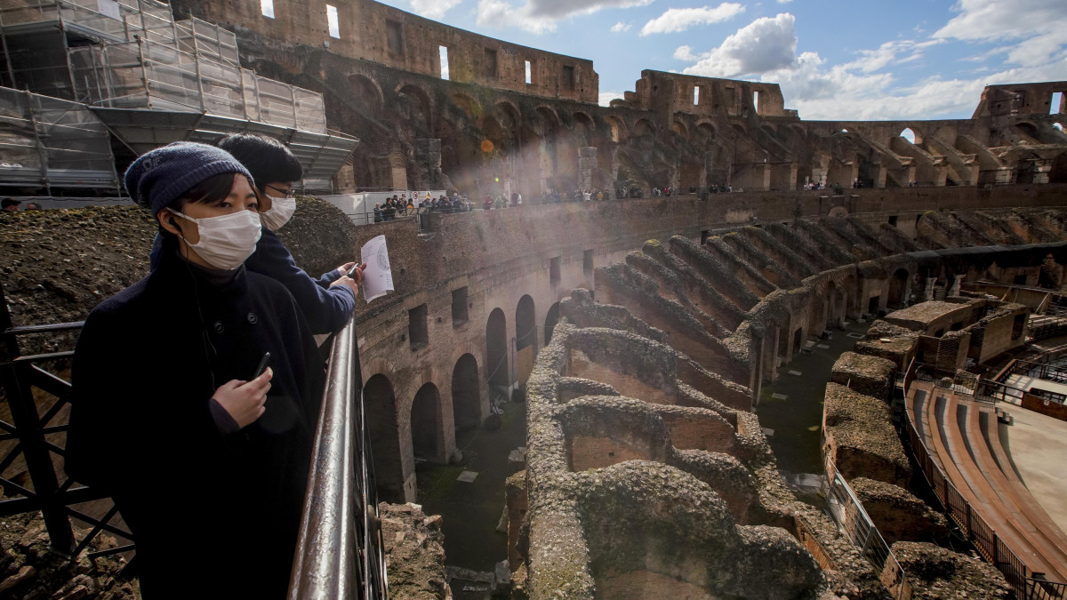 Egészségügyi maszkos turisták látogatják a római Colosseumot 2020. március 7-én. Olaszországban egy nap alatt 1145-tel nőtt a tüdőgyulladást okozó újkoronavírus-járvány fertőzöttjeinek száma, vagyis közel megduplázódott. A gyógyultak száma 589-re emelkedett, a halálozásoké csökkent. Az olaszországi halottak száma 233.