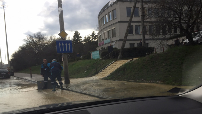 Hömpölygött a víz a Budaörsi úton - képek
