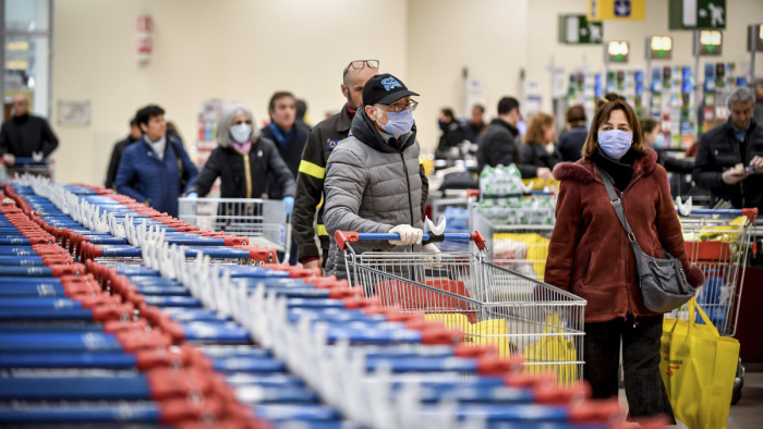 Megugrott a brit fertőzöttek száma, megrohamozták a szupermarketeket