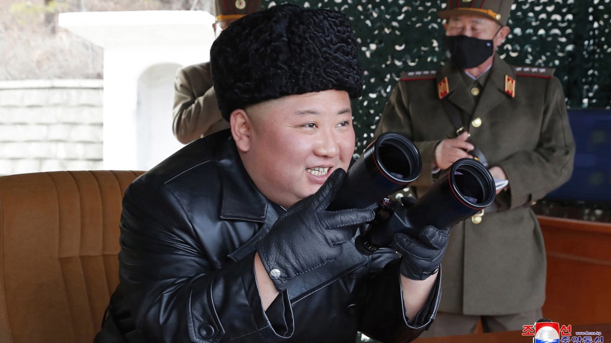 A KCNA észak-koreai állami hírügynökség által közreadott képen Kim Dzsong Un észak-koreai vezető, a Koreai Munkapárt első titkára nagy hatótávolságú tüzérségi hadgyakorlatot kísér figyelemmel egy meg nem nevezett észak-koreai helyszínen 2020. március 2-án. A fegyverteszt során kilőtt lövedékek közül több a Japán-tengerbe csapódott. A kommunista állam 2019-ben 13 alkalommal végzett próbaindítást rakétákkal.