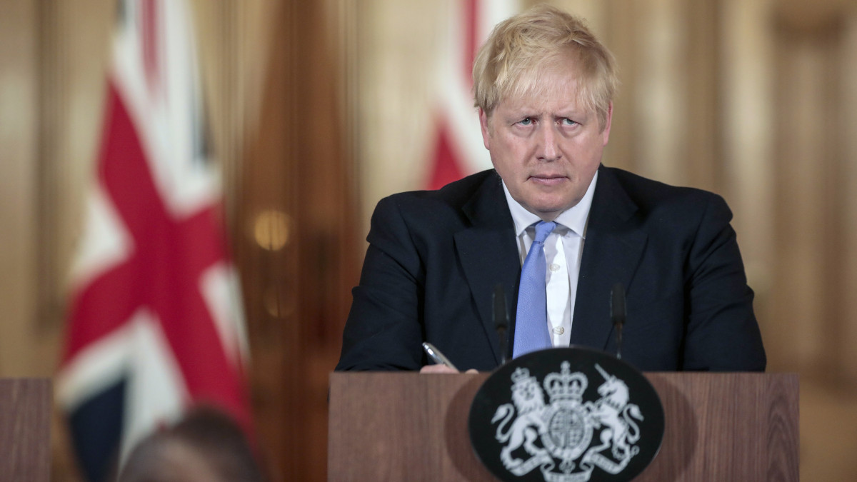 Boris Johnson brit miniszterelnök a koronavírus helyzetéről tart sajtótájékoztatót a londoni kormányfői rezidencián, a Downing Street 10-ben 2020. március 9-én.
