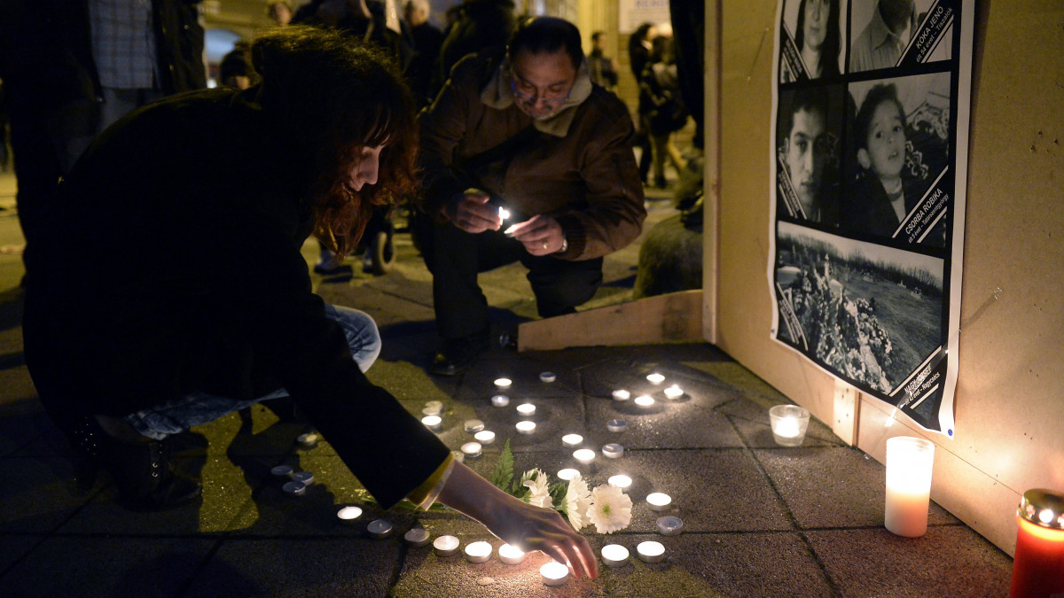 Résztvevők mécsest gyújtanak a tatárszentgyörgyi romagyilkosság ötödik évfordulója alkalmából tartott megemlékezésen Budapesten, a Mátyás téren 2014. február 23-án. A tatárszentgyörgyi gyilkosság része volt a hat halálos áldozattal járó romák elleni támadássorozatnak.