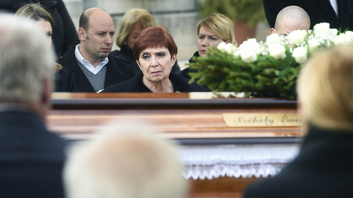 Gyarmati Andrea olimpiai ezüstérmes úszó édesanyja, Székely Éva olimpiai bajnok úszó, a Nemzet Sportolójának temetésén a Farkasréti temetőben 2020. március 11-én. Székely Éva 2020. február 29-én hunyt el 92 éves korában.