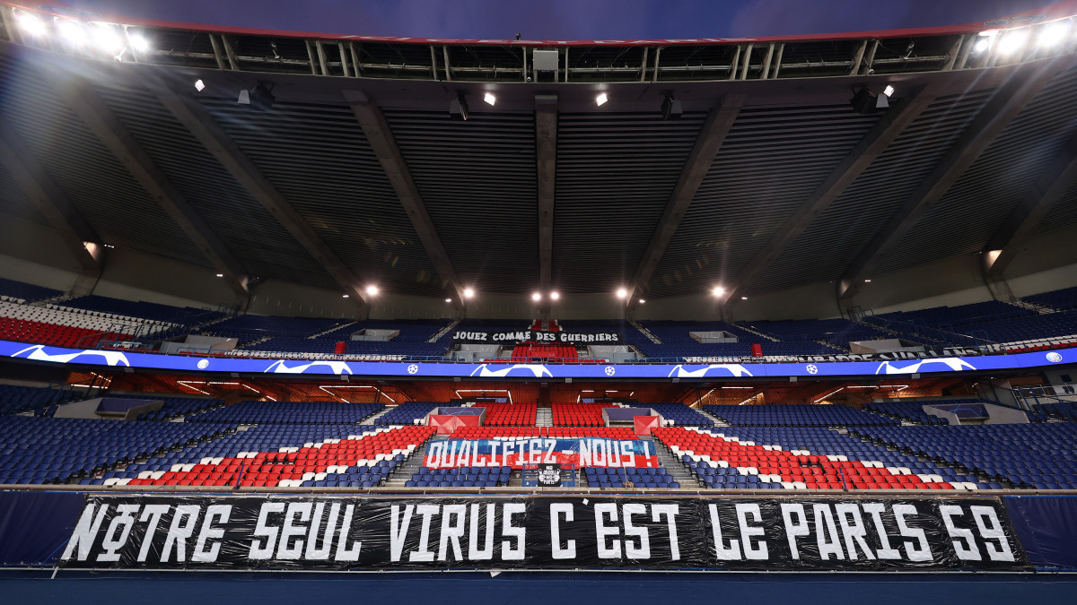 Az Európai Labdarúgó-szövetség, az UEFA által közreadott kép az üres lelátókról a párizsi Parc des Princes stadionban a labdarúgó Bajnokok Ligája nyolcaddöntőjének Paris Saint-Germain - Borussia Dortmund visszavágója előtt 2020. március 11-én. A mérkőzést a tüdőgyulladást okozó koronavírus terjedése miatt biztonsági okokból zárt kapuk mögött rendezik.