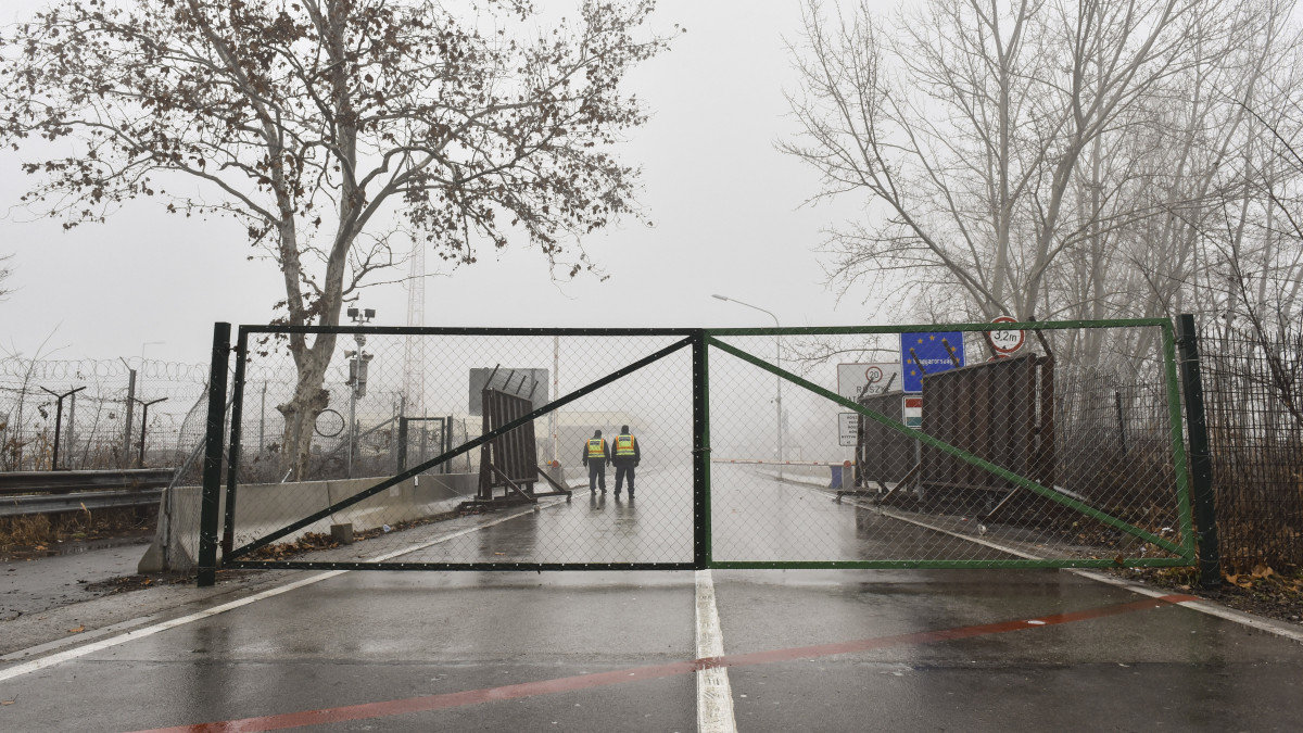 A lezárt a Horgos és Röszke közötti határátkelő 2020. január 28-án. Az átkelőnél hatvan határsértő próbált áttörni hajnalban, a rendőrök megakadályozták őket.