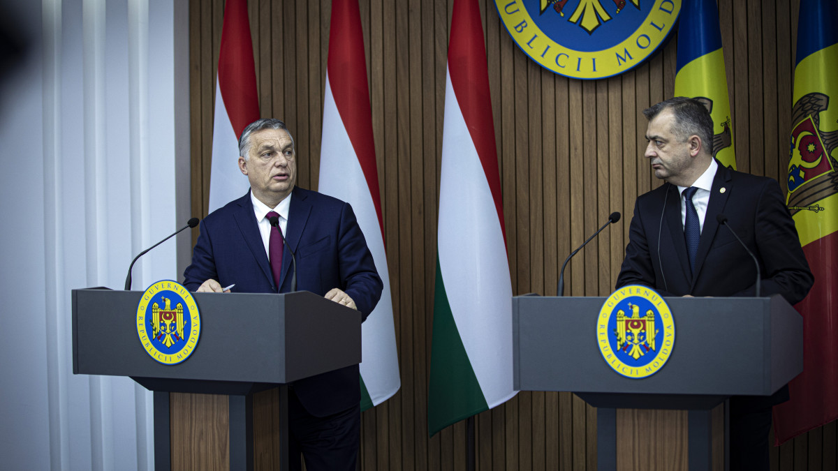 A Miniszterelnöki Sajtóiroda által közreadott képen Orbán Viktor miniszterelnök (b) és Ion Chicu moldovai kormányfő (j) sajtótájékoztatót tart tárgyalásukat követően Chisinauban 2020. március 12.