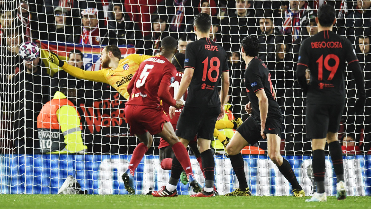 Georginio Wijnaldum, a Liverpool játékosa (b2) gólt szerez az Atlético Madrid ellen a labdarúgó Bajnokok Ligája nyolcaddöntőjének visszavágóján Liverpoolban 2020. március 11-én.