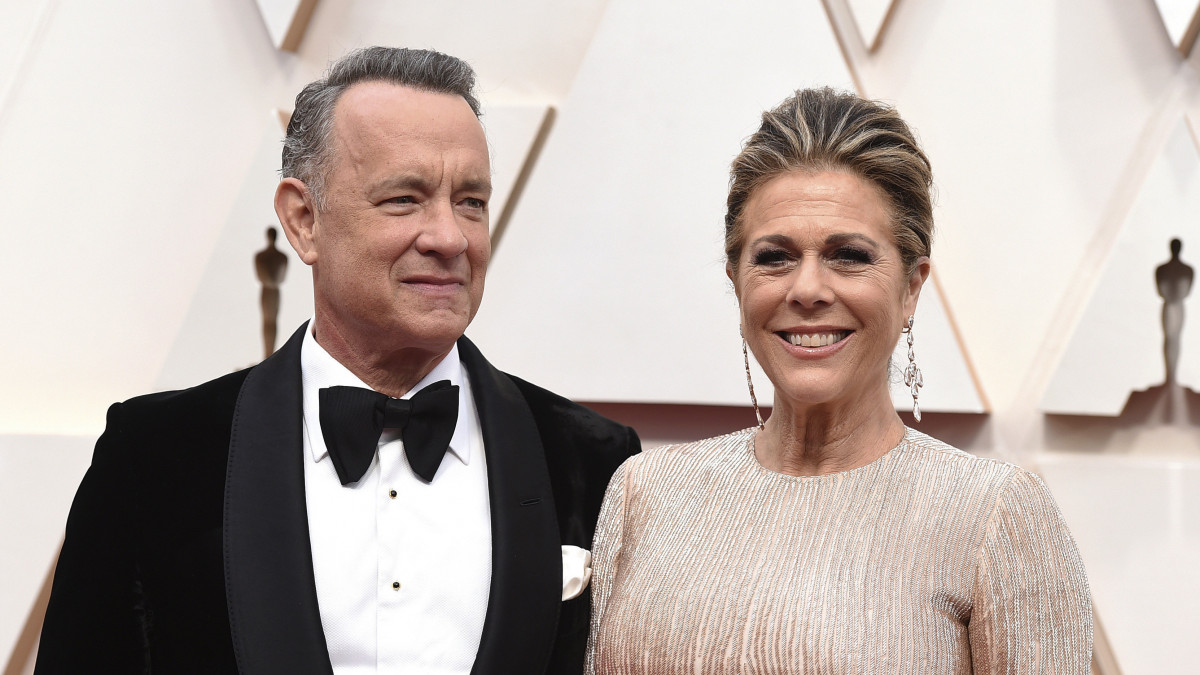 2020. február 9-én, az Oscar-díjak Los Angeles-i átadási ünnepségén készített kép Tom Hanks amerikai színészről és a feleségéről, Rita Wilson amerikai színésznőről. Hanks 2020. március 11-én bejelentette, hogy ő és a felesége megfertőződött a tüdőgyulladást okozó új koronavírussal, ezért mindketten karanténba kerültek Ausztráliában.