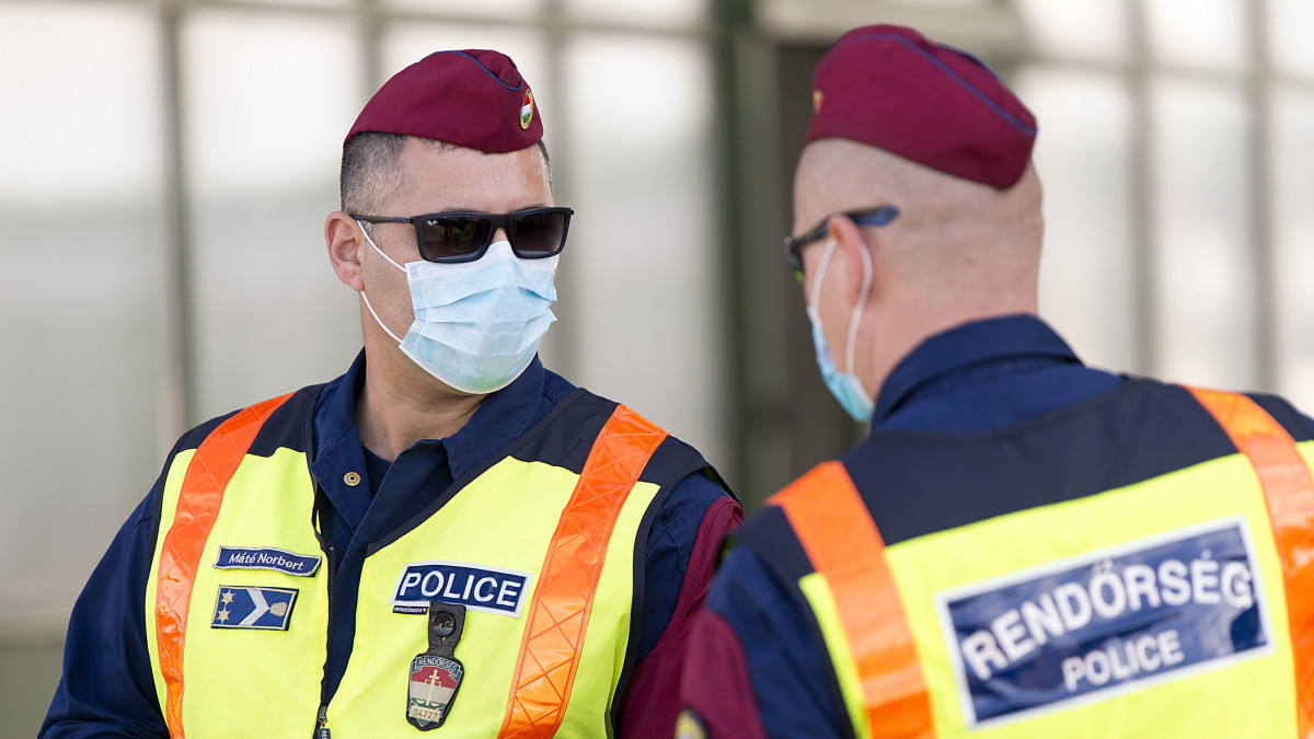 Egészségügyi maszkot viselnek a tüdőgyulladást okozó új koronavírus-járvány terjedésének megfékezése érdekében a beutazókat ellenőrző rendőrök Hegyeshalomnál, a határátkelőnél 2020. március 12-én. A szlovén, valamint az osztrák schengeni határon ellenőrzést vezettek be. 