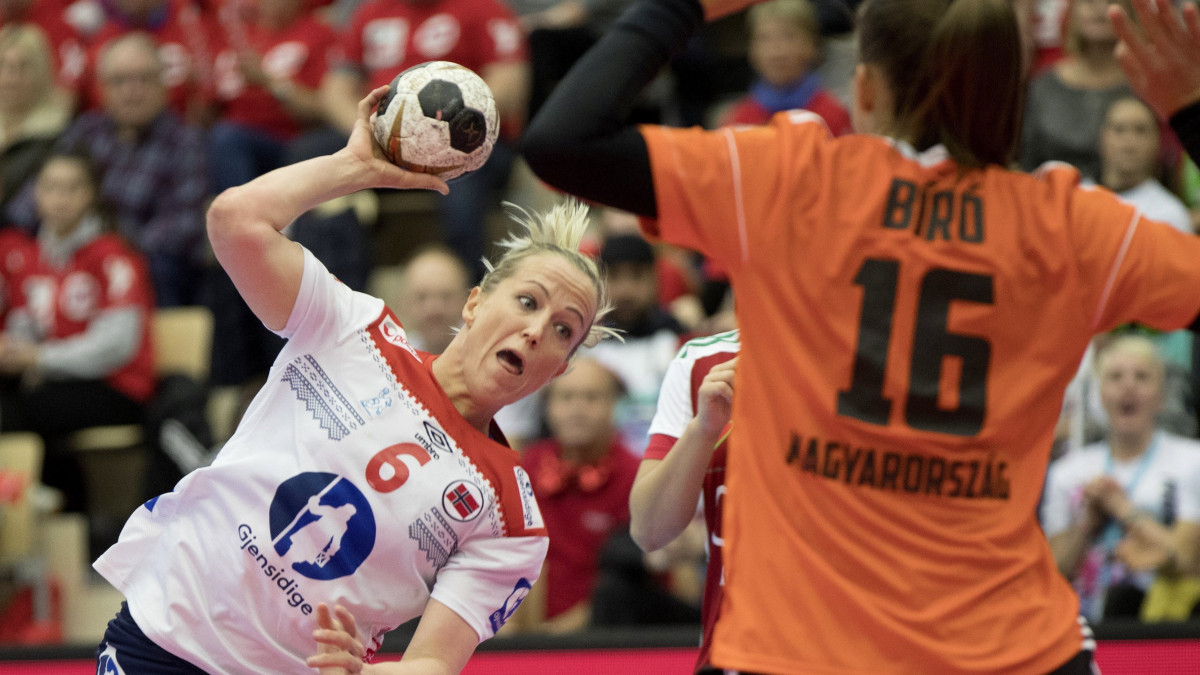 Sotra, 2017. november 25.A norvég Heidi Löke támad Bíró Blanka kapujára a női kézilabdázók Möbelringen Kupájának 2. fordulójában játszott Norvégia - Magyarország mérkőzésen a norvégiai Sotrában 2017. november 25-én. A magyar válogatott 29-24 arányú vereséget szenvedett a világbajnoki főpróbának számító felkészülési tornán. (MTI/EPA/NTB Scanpix/Vidal Ruud)