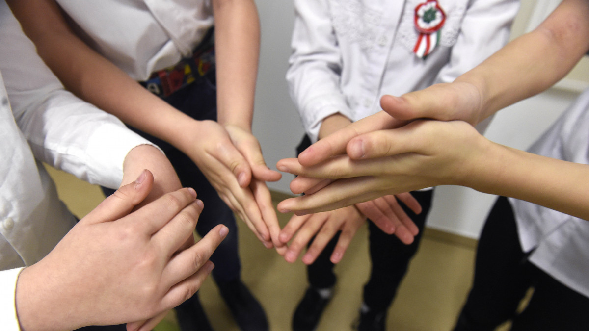 Az új koronavírus-járvány miatt diákok fertőtlenítőszerrel kenik be a kezüket a Magyar-Kínai Két Tanítási Nyelvű Általános Iskola és Gimnáziumban a XV. kerületi Neptun utcában 2020. március 13-án.