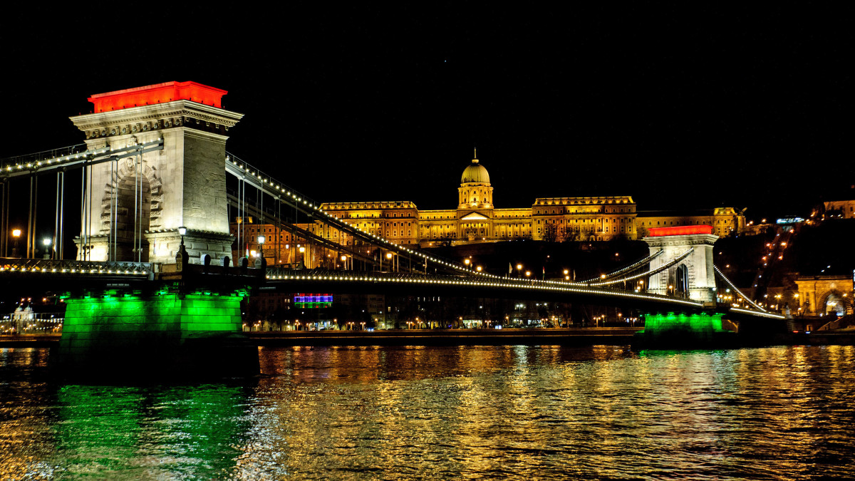 Nemzeti színű díszkivilágítás a fővárosi Lánchídon 2020. március 14-én, az 1848/49-es forradalom és szabadságharc emléknapja előtti este.