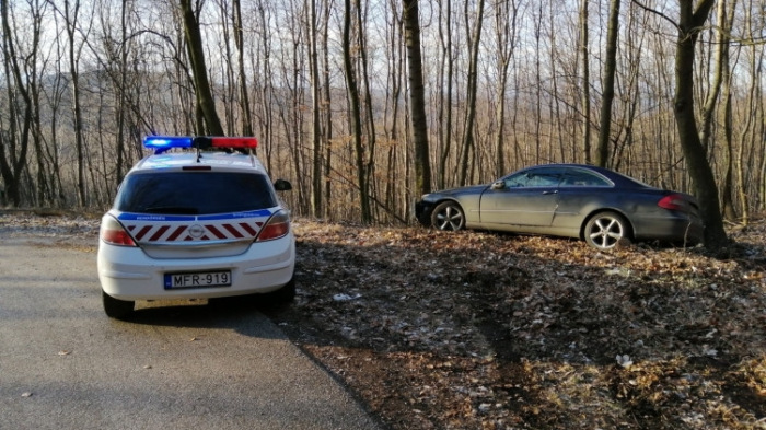 Autós üldözés a Pilisben: rendőrök elől az erdőbe száguldott - fotó