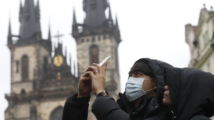 A koronavírus-helyzet meredeken romlik: a fertőzöttek napi száma egyre magasabb Csehországban