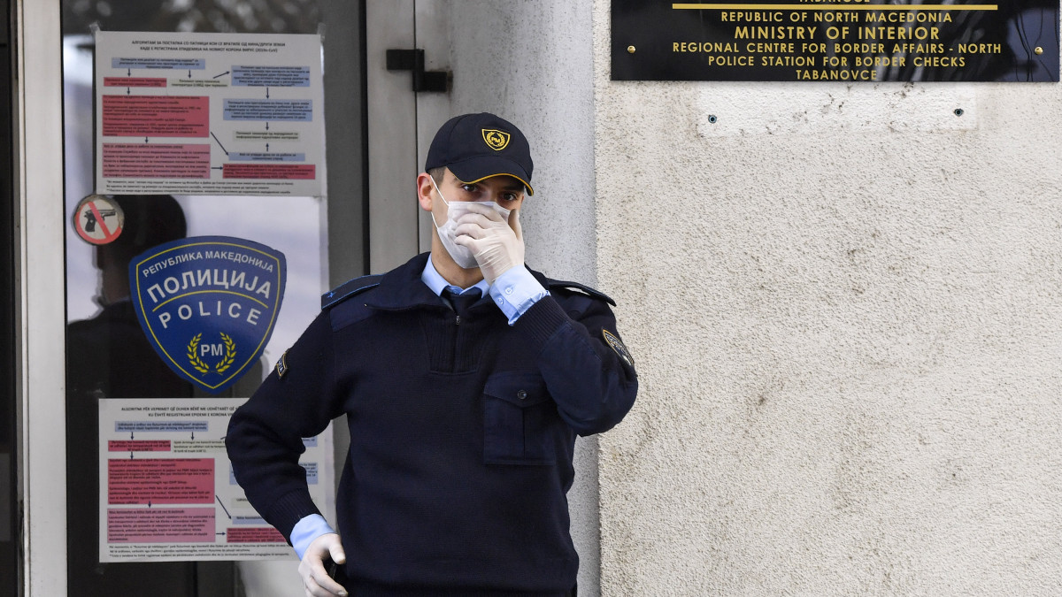 Útlevél-ellenőrzést végez egy arcmaszkot viselő macedón rendőrtiszt Tabanovcéban, a Szerbia és Észak-Macedónia közötti határátkelőhelyen 2020. február 25-én. A macedón kormány szigorította az ellenőrzést a tüdőgyulladást okozó új koronavírus olaszországi terjedése miatt. Olaszországban 228-ra nőtt a fertőzöttek száma, és eddig legkevesebb hét ember halt bele a betegségbe.