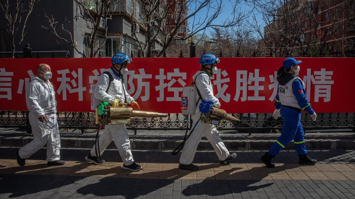 A Blue Sky Rescue, Kína legnagyobb nem kormányzati humanitárius szolgálatának tagjai, miután egy pekingi lakónegyedet fertőtlenítettek a tüdőgyulladást okozó új koronavírus járványának megfékezésére 2020. március 13-án. Az előző nap a kínai hatóságok közölték, hogy Kína túljutott a járvány terjedésének csúcspontján, miközben az Egészségügyi Világszervezet, a WHO világjárvánnyá nyilvánította a koronavírus-fertőzést.