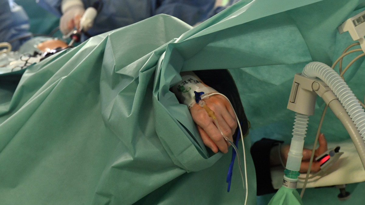 Veseműtétet végeznek laparoszkópiás eljárással a Minimál invazív eljárások az urológiában XI. címmel a 11. alkalommal megrendezett nemzetközi szakmai kurzus keretében a Jahn Ferenc Dél-pesti Kórházban 2020. február 28-án.