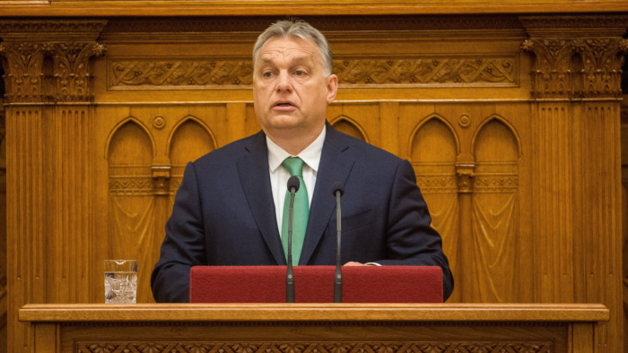 Orbán Viktor rendkívüli beszéde a parlamentben: életünk megváltoztatása most elkerülhetetlen