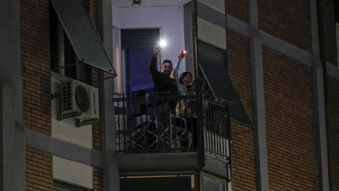 Flashmob az erkélyen, kézbe ragadt telefonok: így vészelik át az olaszok a vesztegzárat