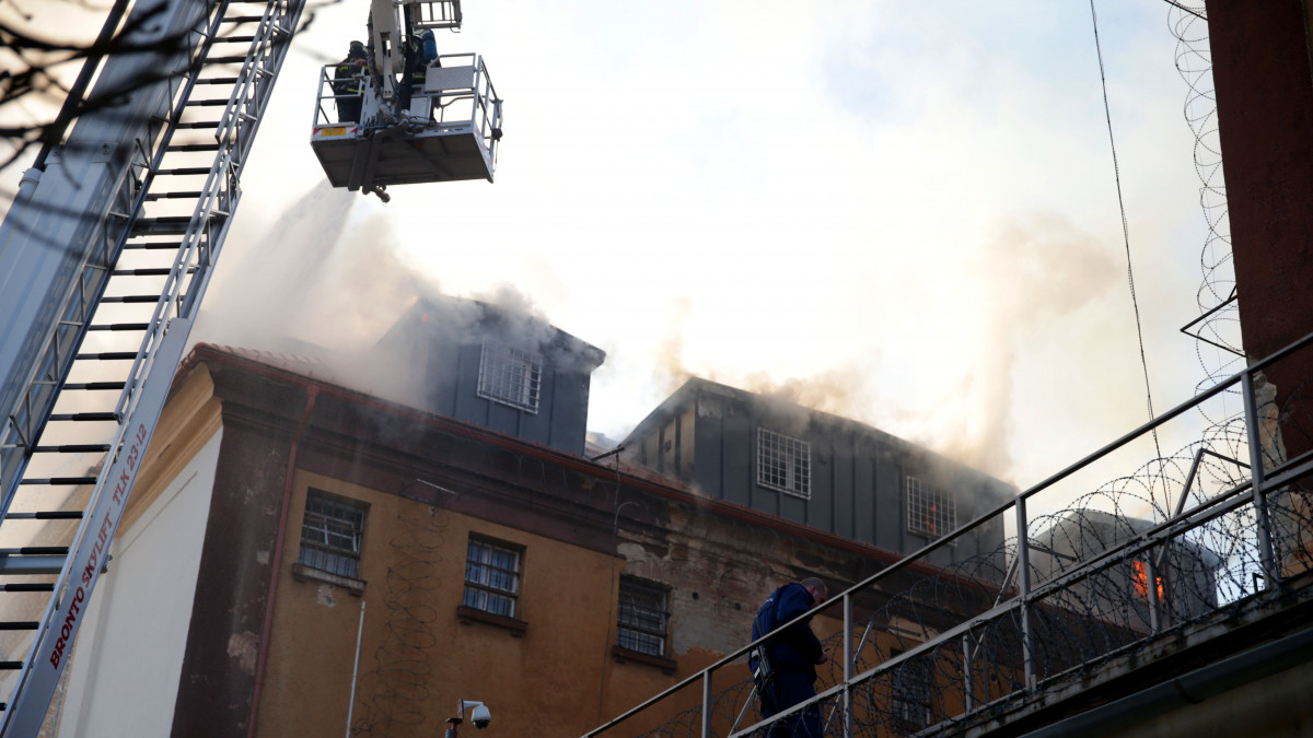 Tűzoltók dolgoznak a szekszárdi büntetés-végrehajtási intézet tetőszerkezetében keletkezett tűz oltásán 2020. március 16-án. A Béla király téri épület teteje mintegy ötven négyzetméteren gyulladt ki. A lángokat sikerült megfékezni.