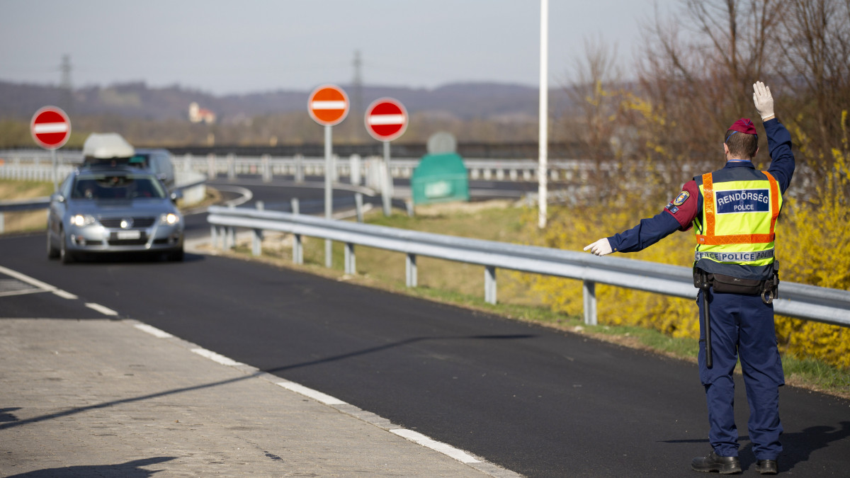 A tüdőgyulladást okozó új koronavírus-járvány miatt bevezetett határellenőrzésen rendőr állít meg egy autót a magyar-szlovén határ közelében, az M70-es autópálya csörnyeföldi pihenőhelyénél 2020. március 12-én. A szlovén, valamint az osztrák schengeni határon határellenőrzést vezettek be.