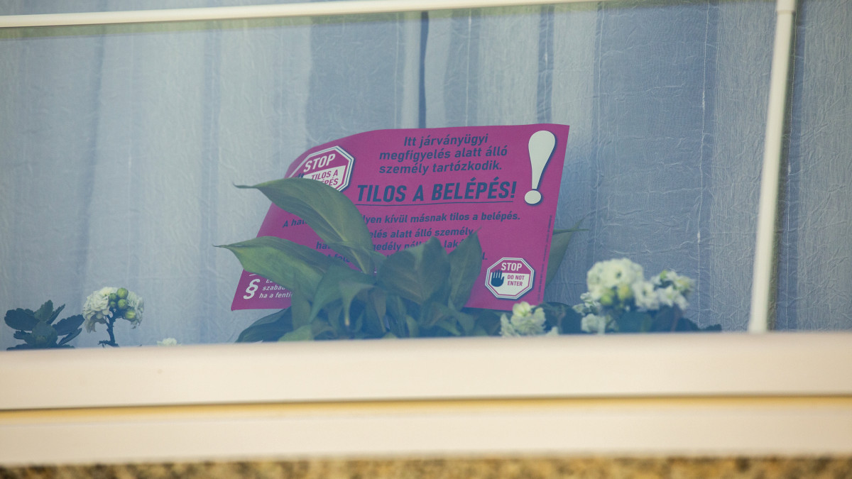 Házi karanténra figyelmeztető tábla egy családi ház ablakában Nagykanizsán 2020. március 16-án. Az új koronavírus terjedésének megfékezése érdekében a házi karanténban lévőknek figyelmeztető táblát kell kihelyezniük jól látható helyre.