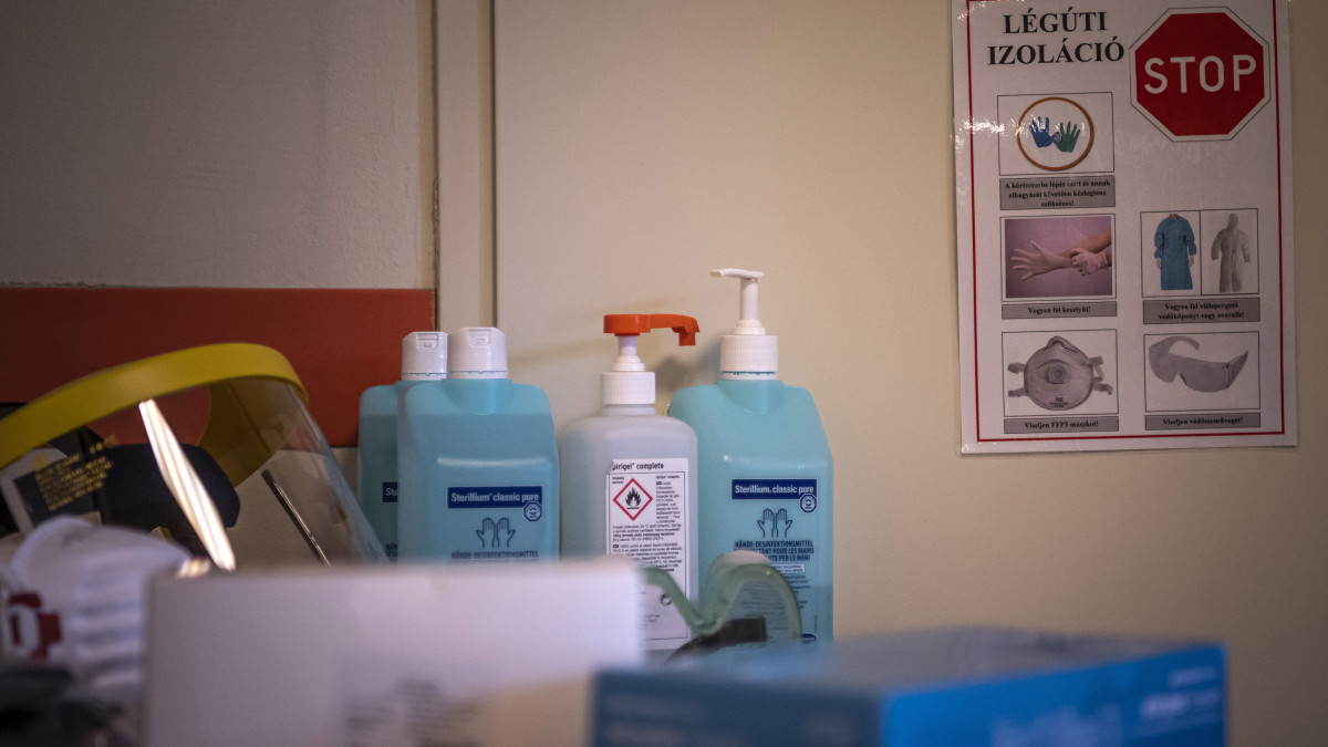 Kézfertőtlenítők és védőfelszerelések a koronavírussal érintett új betegek fogadására kialakított egyik osztályon a fővárosi Szent László Kórházban 2020. március 16-án.