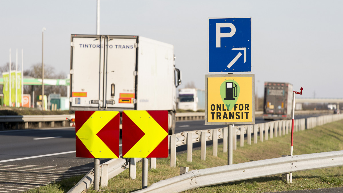 Az országon áthaladó kamionosok számára is nyitott benzinkútra és pihenőhelyre figyelmeztető tábla az M1-es autópálya Budapest felé vezető oldalán, Mosonmagyaróvárnál 2020. március 16-án. Az új koronavírus-járvány terjedésének megfékezése érdekében a pihenőhelyek egy részét lezárták a tranzitforgalomban közlekedő kamionok elől, amit használhatnak, ott tábla jelzi ezt.