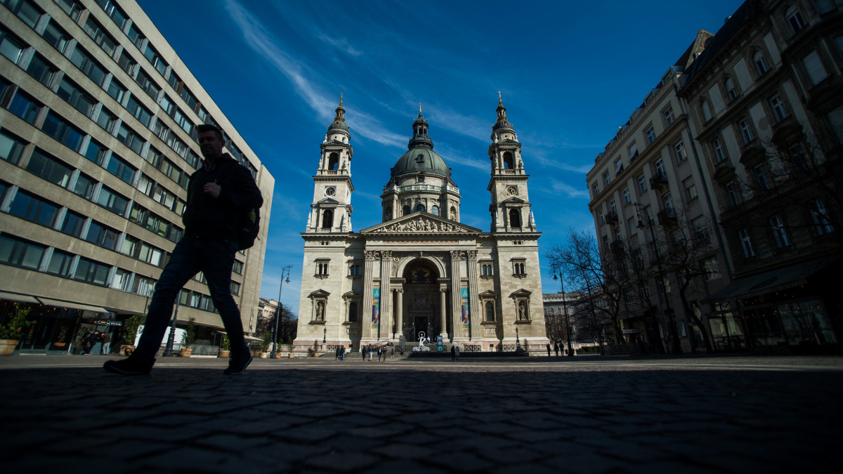 A Szent István-bazilika Budapesten 2020. március 16-án. Az új koronavírus-járvány miatt a főváros utcáin, közterein szinte nincsennek turisták és a helyi lakosok is jóval kevesebbet tartózkodnak a közterületeken.