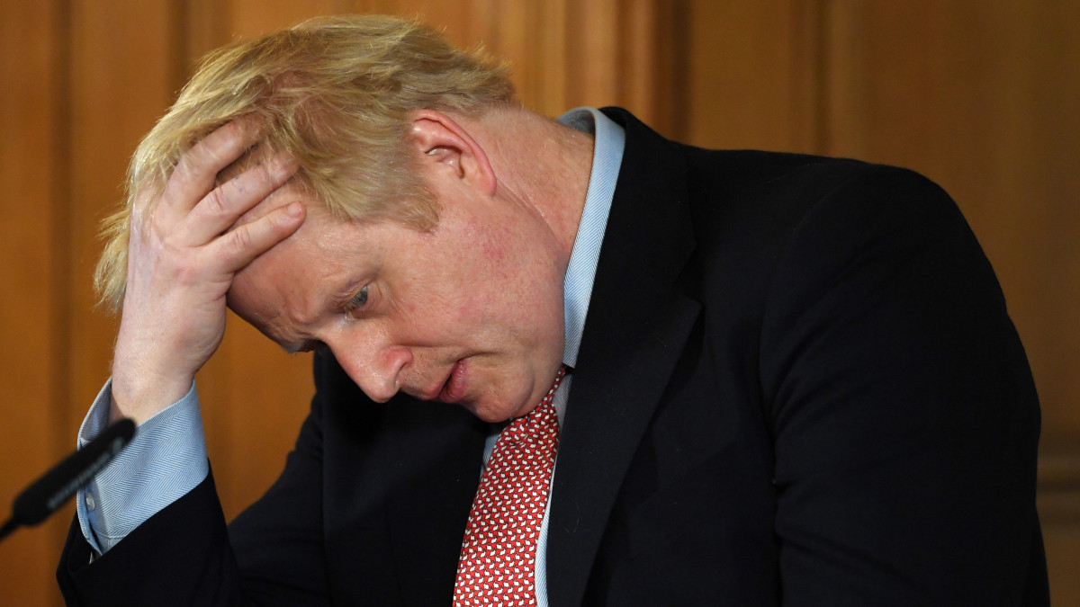 Boris Johnson brit miniszterelnök a koronavírus helyzetéről tart sajtótájékoztatót a londoni kormányfői rezidencián, a Downing Street 10-ben 2020. március 12-én. Nagy-Britanniában tízre emelkedett a tüdőgyulladást okozó koronavírus halálos áldozatainak száma.