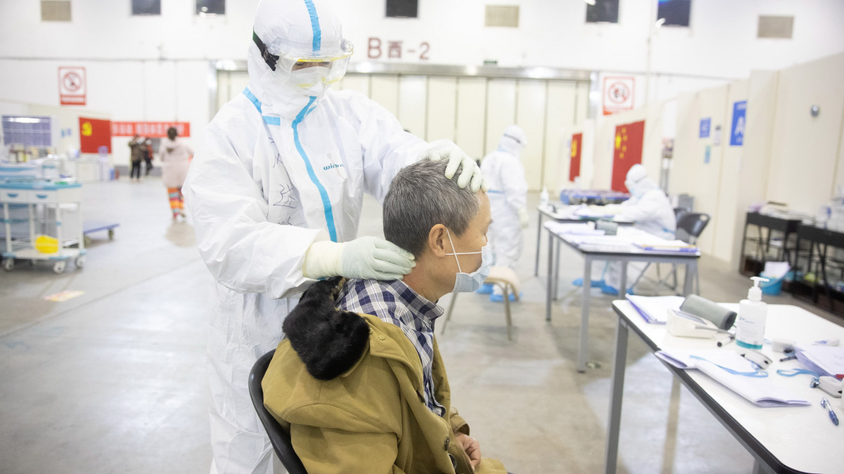 Az egyik beteget masszírozza egy ápoló a vuhani Fang Cang ideiglenes kórházban 2020. február 17-én. A tüdőgyulladást okozó új koronavírus előidézte betegség halálos áldozatainak száma 1868-ra emelkedett Kínában, a legtöbben a járvány gócpontjában, Hupej tartomány székhelyén, Vuhanban hunytak el.