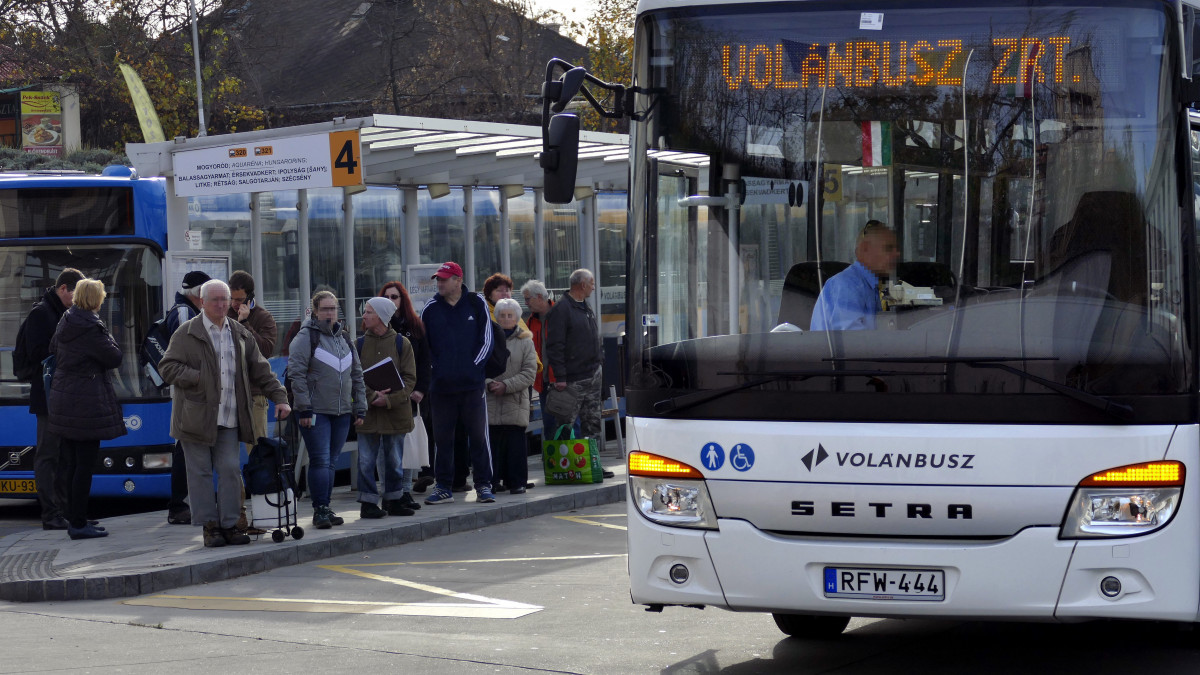 Helyközi autóbuszukra váró utasok sora a Volánbusz Zrt. Újpest-Városkapu autóbusz-végállomásán. MTVA/Bizományosi: Jászai Csaba  *************************** Kedves Felhasználó!