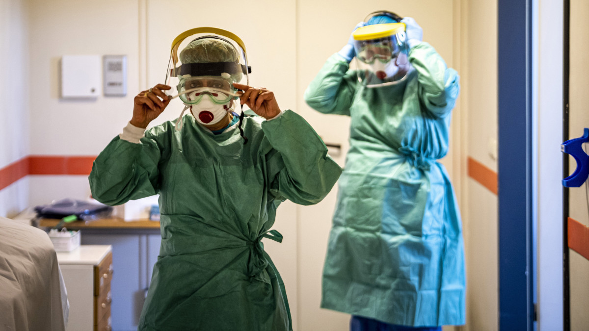 Védőfelszerelést viselő nővérek a koronavírussal érintett új betegek fogadására kialakított egyik osztályon a fővárosi Szent László Kórházban 2020. március 16-án.