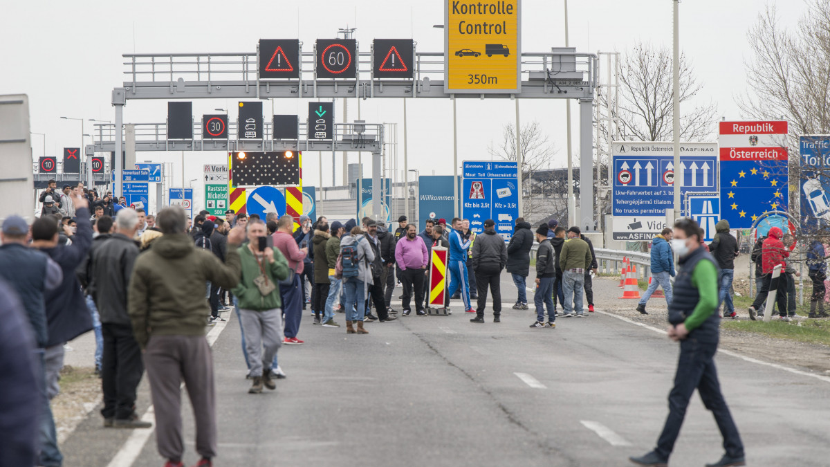 Tiltakozó utasok zárják le az Ausztria felé vezető sávot a hegyeshalmi közúti határátkelőnél 2020. március 17-én. Délben csaknem húsz kilométeres torlódás alakult ki Hegyeshalomnál a közúti határátkelő osztrák oldalán. A román külügyminiszter humanitárius folyosó megnyitását kérte, hogy Magyarországon keresztül utazhasson haza az a több mint 3500 román állampolgár, akik a határátkelőnél akadtak el. A koronavírus-járvány miatt ettől a naptól csak magyar állampolgárok léphetnek be Magyarország területére a személyszállítás keretében, de a teherszállítás tekintetében a belépéseket nem korlátozzák.