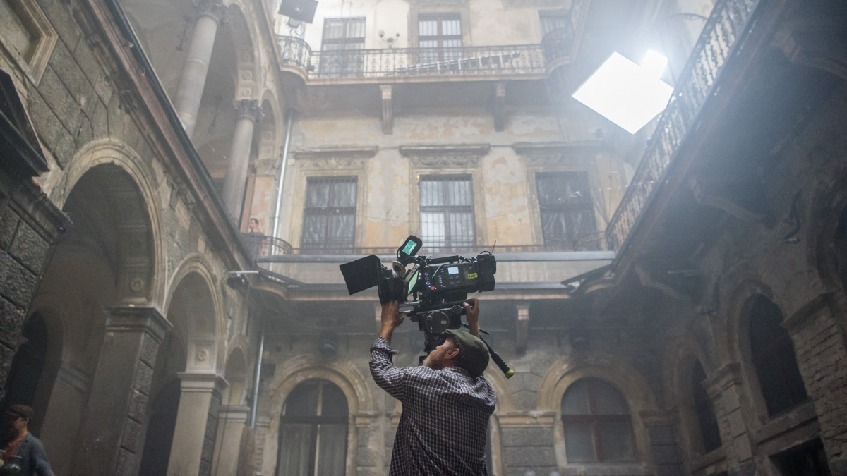 Gózon Francisco operatőr Deák Kristóf Foglyok című tévéfilmjének forgatásán Budapesten, a Hello Baby Bárban 2018. szeptember 12-én. A filmet 2019-ben mutatják be a Duna televízióban.