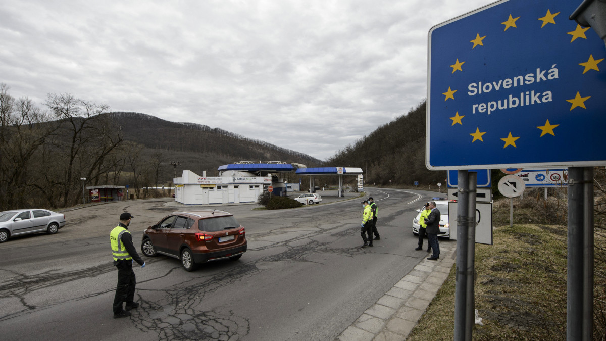 Személygépkocsi visszafordul Magyarország felé a Somoskőújfalui és Sátorosbánya közötti határátkelőhelyen 2020. március 13-án. A koronavírus terjedésének megakadályozása érdekében a szlovák kormány reggel 7 órától a közúti határátkelőin - a lengyel határszakaszt kivéve - visszaállítja a határellenőrzést. Csak azokat engedik be Szlovákiába, akik szlovák állampolgárok, és akiknek az országban tartózkodási engedélyük van. Minden külföldről érkezőnek 14 napos karanténba kell vonulnia.