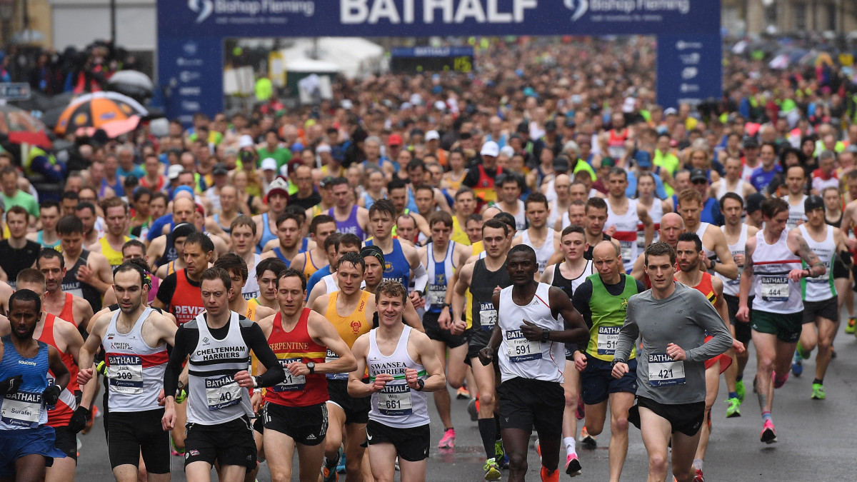 Félmaratoni futóverseny mezőnye az egyesült királyságbeli Bathban 2020. március 15-én. A Bath félmaraton egyike annak a néhány sporteseménynek, amelyet a koronavírus-járvány terjedése ellenére megrendeztek. A brit kormány mérlegeli a tömegrendezvények betiltását a fertőzések elkerülése érdekében.