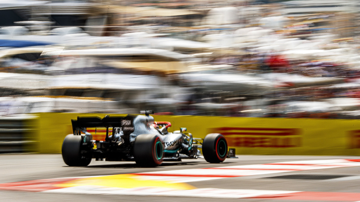 Lewis Hamilton, a Mercedes brit versenyzője a Forma-1-es autós gyorsasági világbajnokság Monacói Nagydíjának időmérő edzésén a monte-carlói utcai pályán 2019. május 25-én. A futamot május 26-án rendezik.
