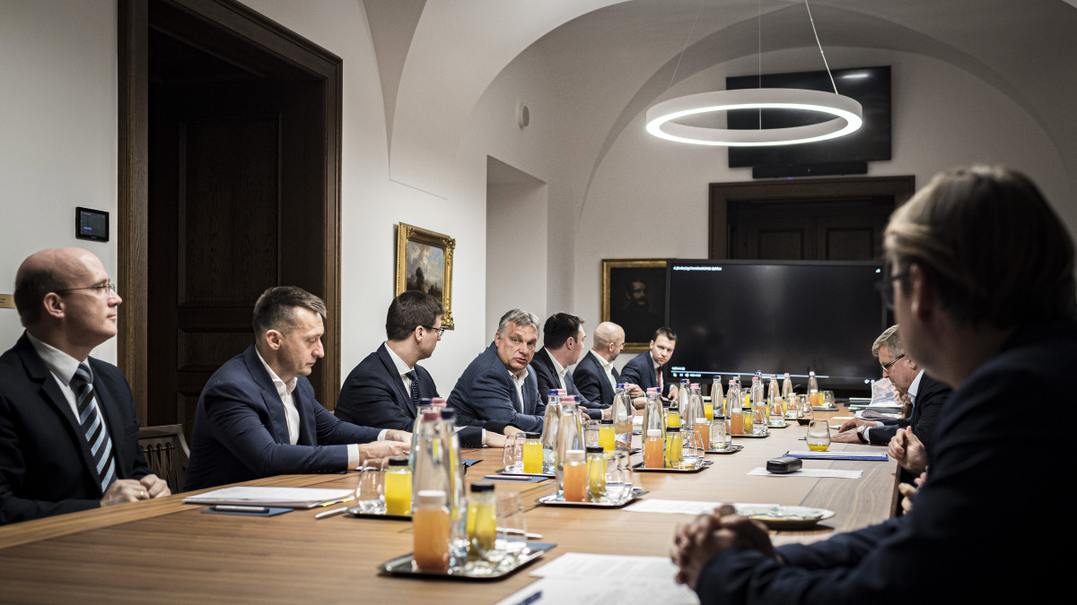 A Miniszterelnöki Sajtóiroda által közzétett képen Orbán Viktor miniszterelnök (b4) a koronavírus elleni védekezés keretében felállított akciócsoportok vezetőnek jelentését hallgatja meg a Karmelita kolostorban 2020. március 19-én este.