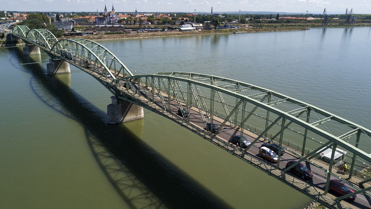 Légi felvétel a Duna felett átívelő, négynyílású, 470 méter hosszú komáromi Erzsébet hídról 2017. július 12-én. Feketeházy János hídépítő mérnök készítette a hegeszvas szerkezetű, csonka sarló alakú, kéttámaszú, szegecselt rácsos tartókkal szerelt híd terveit.
